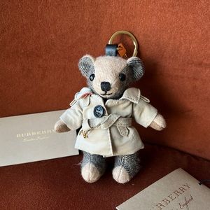 💯Authentic BURBERRY Thomas Bear Charm in Trench CoatPrice key